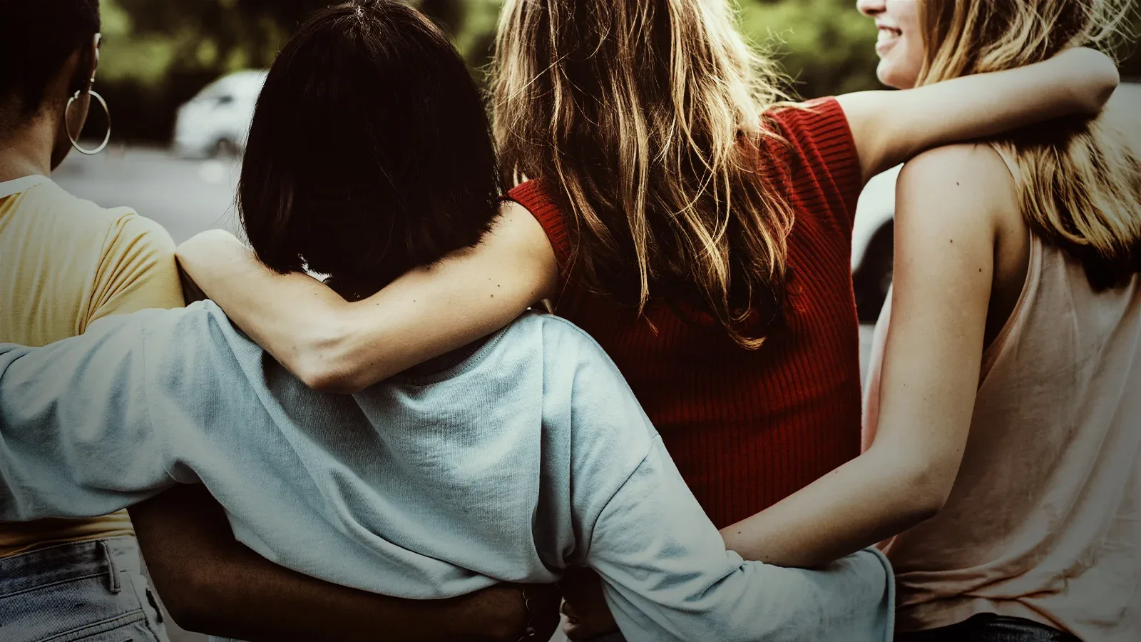 Mulheres abraçadas